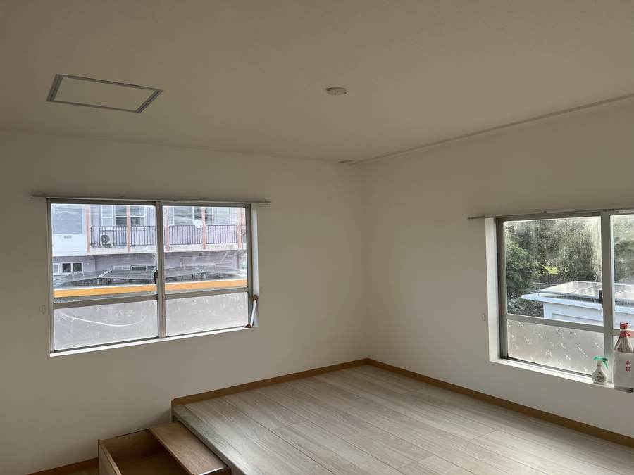 ヤドカリハウスの寝室。窓から光が差し込む部屋